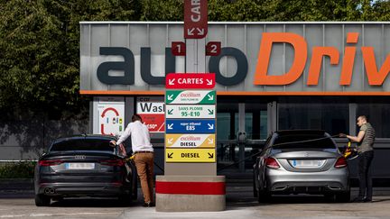 Des automobilistes font un plein d'essence dans une station à Faches-Thumesnil (Nord), le 10 août 2023. Photo d'illustration. (SAMEER AL-DOUMY / AFP)