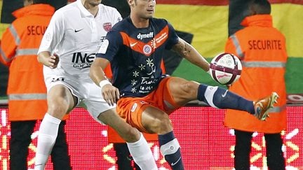 L'attaquant de Montpellier Olivier Giroud (&agrave; droite), lors d'un match de Ligue 1 contre Dijon, le 15 octobre 2011. (JEAN-PAUL PELISSIER / REUTERS)