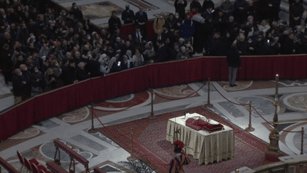 Les fidèles catholiques peuvent rendre hommage, dès lundi 2 janvier, au pape émérite Benoît XVI, décédé le 31 décembre dernier. Le journaliste Alban Mikoczy, en direct du Vatican, fait le point sur la situation sur place. (France 3)