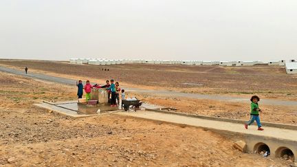 &nbsp; (Dans le camp d'Azraq, en Jordanie, chaque bloc a son point d'eau. Les enfants sont souvent de corvée © Radio France / Isabelle Labeyrie)