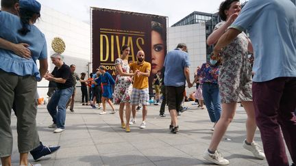 Des personnes dansant sur&nbsp;l'esplanade devant l'Institut du monde arabe, à Paris, le 20 juin 2021. (MYRIAM TIRLER / HANS LUCAS)