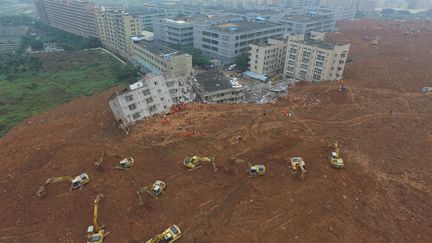 Des témoins ont pu filmé la masse de terre et de boue rougeâtre qui s'abattait sur la zone industrielle, dans la province du Guangdong, dimanche