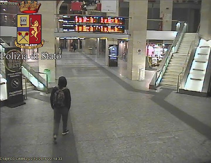 Anis Amri sur une image de vidéosurveillance de la gare de Turin (Italie), le 22 décembre 2016, selon la police italienne. (POLICE ITALIENNE / AFP)