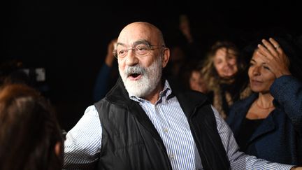 Le journaliste turc Ahmet Altan lors de sa remise en liberté, le 4 novembre 2019 à Istanbul (Turquie). Il sera de nouveau arrêté huit jours plus tard. (BULENT KILIC / AFP)