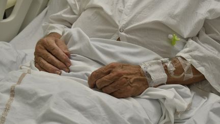 Un patient hospitalisé pour une embolie pulmonaire à la suite d'une complication liée au Covid-19, à Toulon (Var), le 17 décembre 2020. (MAGALI COHEN / HANS LUCAS / AFP)