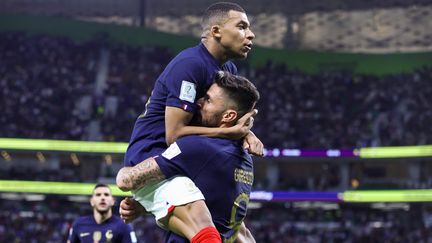 Kylian Mbappé et Olivier Giroud célèbrent un but lors du match face à la Pologne en Coupe du monde, le 4 décembre 2022. (AFP)