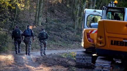 Des gendarmes entament des recherches du corps d'Estelle Mouzin, le 26 avril 2021 à&nbsp;Issancourt-et-Rumel (Ardennes). (FRANCOIS NASCIMBENI / AFP)