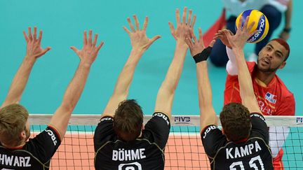 Earvin Ngapeth attaque le bloc allemand (JOE KLAMAR / AFP)