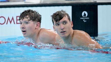 Les frères Kylian et Alex Portal lors des séries du 400 m nage libre aux Jeux paralympiques de Paris, le 31 août 2024. (LIONEL HAHN / AFP)