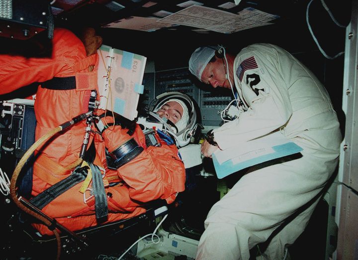 Jean-François Clervoy dans la navette Discovery, le 17 novembre 1999, durant un exercice de décompte&nbsp;à Cap Kennedy.&nbsp;L'astronaute français et six autres spationautes préparaient leur envol pour réparer le télescope Hubble.&nbsp; (NASA PHOTO / NASA)