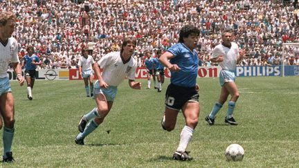 22 juin 1986, Maradona file vers le but anglais pour son "but du si&egrave;cle", &agrave; la Coupe du monde de football&nbsp;au Mexique. (STAFF / AFP)