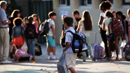 Un &eacute;l&egrave;ve arrive &agrave; l'&eacute;cole de l'Abb&eacute; de l'Ep&eacute;e, &agrave; Marseille (Bouches-du-Rh&ocirc;ne), le 3 septembre 2013. (ANNE-CHRISTINE POUJOULAT / AFP)