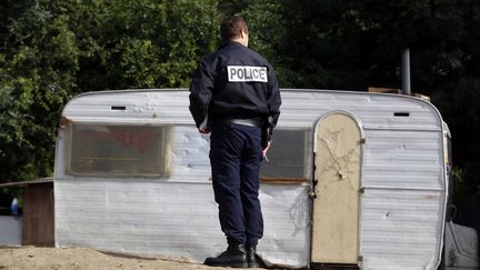 Un policier lors de l'expulsion d'un camp de Roms &agrave; Hellemmes (Nord), le 3 ao&ucirc;t 2012. (BISSON / JDD / SIPA)