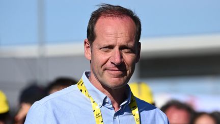 Le directeur du Tour de France est revenu sur la manifestation qui a entrainé la neutralisation temporaire de la course. Il se félicite également du spectacle offert par les coureurs malgré le risque du Covid qui plane sur le peloton.