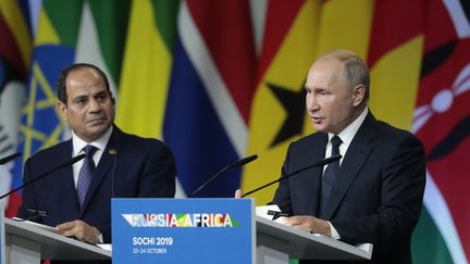 Conférence de presse conjointe du président égyptien Abdel Fattah al-Sissi et du président russe Vladimir Poutine, à l'issue du sommet Russie-Afrique de Sotchi le 24 octobre 2019. (SERGEI CHIRIKOV / POOL)