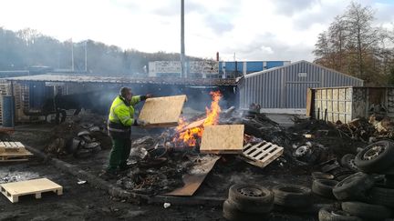 Un salarié de l'entreprise Arjowiggins devant son usine, le 28 janvier 2019 à Jouy-sur-Morin (Seine-et-Marne). (SARAH BRETHES / AFP)