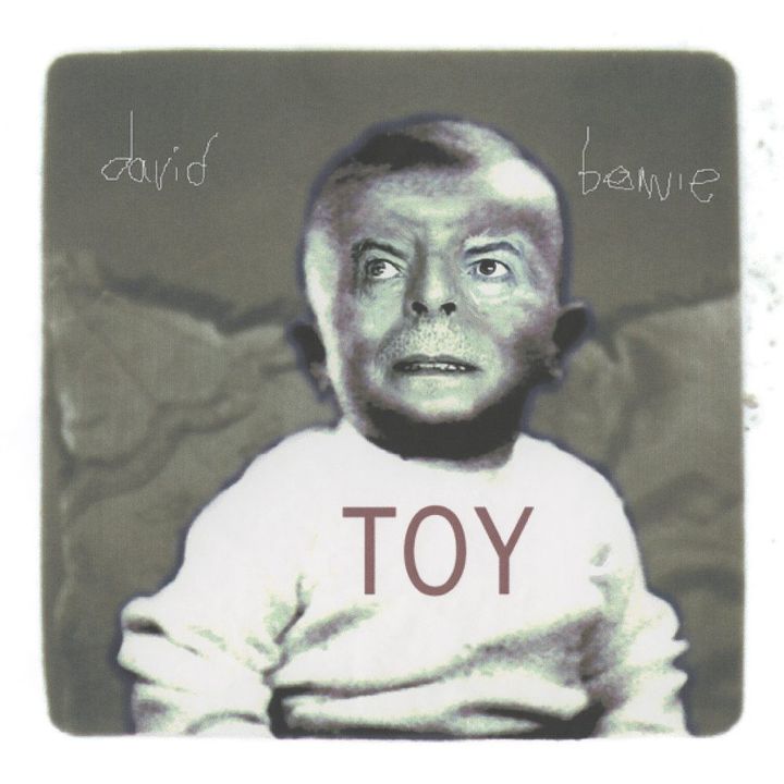 Voici l'étrange pochette de l'album "Toy" de David Bowie sur laquelle on voit la tête du musicien, adulte,&nbsp;figurant celle d'un bébé. (WARNER MUSIC)