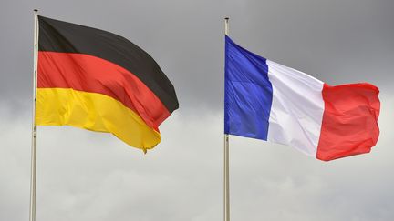 Les drapeaux allemand et français. Photo d'illustration. (JOHN MACDOUGALL / AFP)