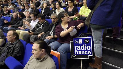 Des gr&eacute;vistes participent &agrave; une assembl&eacute;e g&eacute;n&eacute;rale &agrave; Radio France, le 7 avril 2015, &agrave; Paris. (LIONEL BONAVENTURE / AFP)