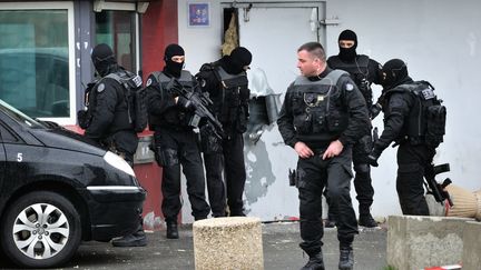 Des policiers devant la prison de Sequedin (Nord), apr&egrave;s l'&eacute;vasion de Redoine Fa&iuml;d, figure du grand banditisme, le 13 avril 2013. (PHILIPPE HUGUEN / AFP)