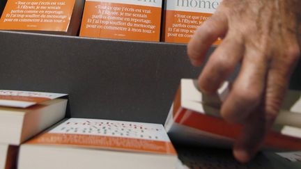 Certains libraires refusent de vendre le livre de Valérie Trierweiler qui s'arrache partout en France.
 (Patrick Kovarik / AFP)