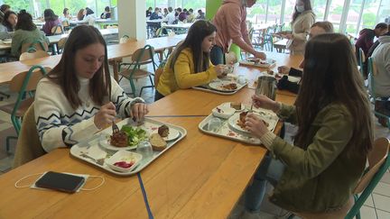 A la cantine de la cité scolaire de Nontron, au menu, c'est 100 % bio et local.&nbsp; (P. Tinon / France Télévisions)