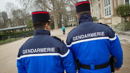 Des gendarmes en faction dans le jardin du Luxembourg, le 27 janvier 2011 &agrave; Paris.&nbsp; (LOIC VENANCE / AFP)