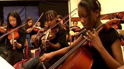 Des élèves du collège Varèse jouant &quot;Platée&quot; de Rameau
 (France3 / Culturebox)