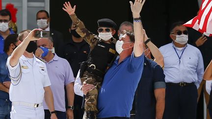 Le président du Brésil Jair&nbsp;Bolsonaro, lors d'un rassemblement de ses soutiens, à Brasilia, en pleine pandémie de coronavirus, le 17 mai 2020. (SERGIO LIMA / AFP)