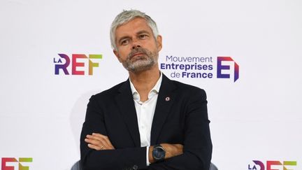 Le président de la région Auvergne-Rhône-Alpes, Laurent Wauquiez, à la conférence d'été du Medef à l'hippodrome de Longchamp, à Paris, le 30 août 2022.&nbsp; (ERIC PIERMONT / AFP)