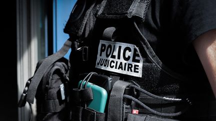 Logo of the Judicial Police on an agent, in Rouen (Seine-Maritime), June 30, 2023. (LOU BENOIST / AFP)