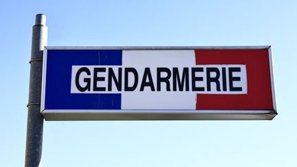 Un panneau de gendarmerie à Vexin-sur-Epte, dans l'Eure, en février 2022. (SAMEER AL-DOUMY / AFP)