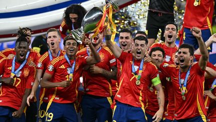 L'équipe d'Espagne soulève le trophée après la finale de l'Euro contre l'Angleterre, le 14 juillet 2024 à Berlin. (JAVIER SORIANO / AFP)