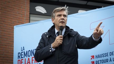 Arnaud Montebourg, le 22 octobre 2021, sur le parking d'un&nbsp;centre commercial, à Gonesse (Val-d'Oise). (SERGE TENANI / HANS LUCAS / AFP)