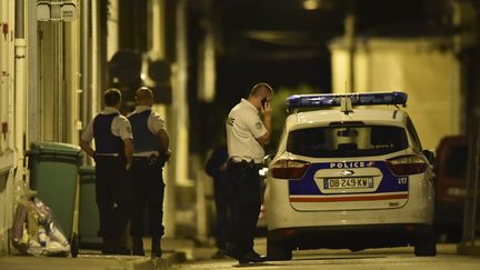 Des policiers sécurisent la zone près du domicile de l'ancien juge Jean-Michel Lambert, retrouvé mort à son domicile mardi 11 juillet 2017 en périphérie du Mans (Sarthe). (JEAN-FRANCOIS MONIER / AFP)