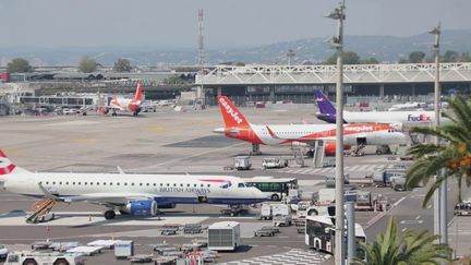 Crise climatique : faut-il taxer les grands voyageurs pour réduire le trafic aérien ?