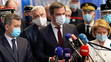 Le ministre de la Santé Olivier Véran en visite dans un centre de vaccination à Boulogne-sur-Mer, avec le ministre de l'Intérieur Gérald Darmanin et la maire de la ville Brigitte Bourguignon, le 7 mars 2021. (SYLVAIN LEFEVRE / HANS LUCAS / AFP)