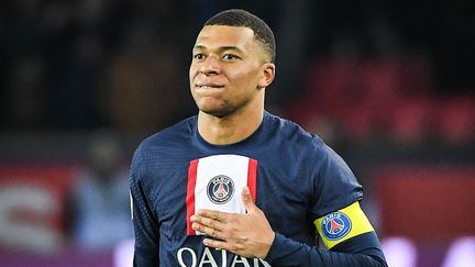 Kylian Mbappé sous le maillot du PSG, face à Nantes le 4 mars 2023 au Parc des Princes. (MATTHIEU MIRVILLE / AFP)