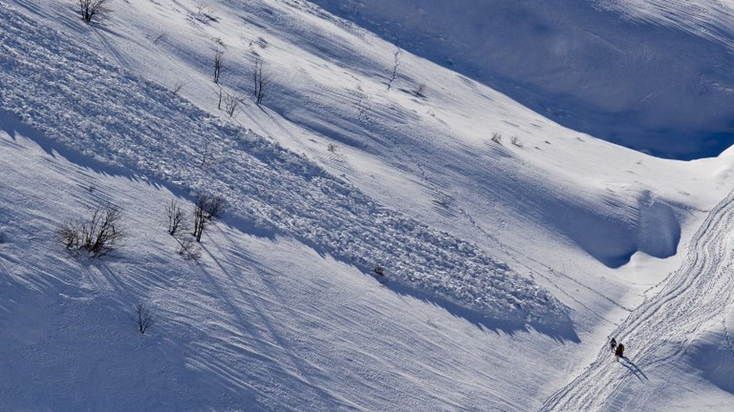 Avalanches : deux morts et deux blessés graves dans les Alpes françaises