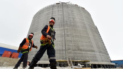 Un réservoir de gaz en construction dans le port de Sabetta, dans le nors de la Russie. (KIRILL KUDRYAVTSEV / AFP)