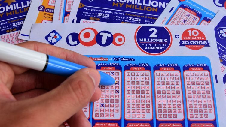 Grâce à la combinaison 3, 8, 18, 34, 49 et les numéros étoiles 3 et 7, les trois gagnants se partageront une cagnotte qui a finalement atteint 159,1 millions d'euros. (ROMAIN DOUCELIN / HANS LUCAS / AFP)