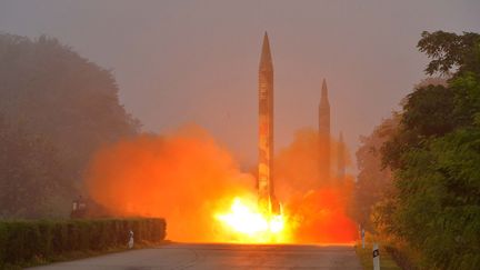 Photo datant du 21 juillet 2016 diffusée par l’agence de presse officielle nord coréenne KCNA, montrant un missile&nbsp;Hwasong. (KNS / KCNA / AFP)