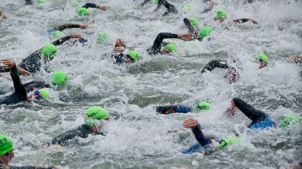 Des triathlètes (DANIEL KARMANN / DPA)