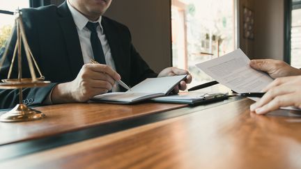 Le secret professionnel des avocats pourra être levé dans le cadre d'infractions de nature financière, selon ce que prévoit le projet de loi&nbsp;pour "la confiance dans l'institution judiciaire". (WUTTHICHAI LUEMUANG / EYEEM / GETTY IMAGES)