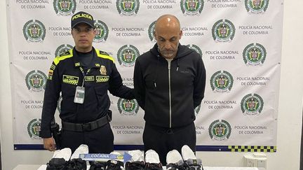 L'ancien international colombien Diego Osorio (à droite) arrêté après que de la cocaïne a été trouvée dans ses bagages à l'aéroport de Medellin, le 5 mai 2023. (HANDOUT / COLOMBIAN NATIONAL POLICE / AFP)