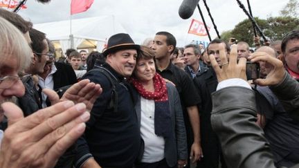 Martine Aubry pose avec un visiteur, le 17 septembre, à La Courneuve. (JACQUES DEMARTHON / AFP)