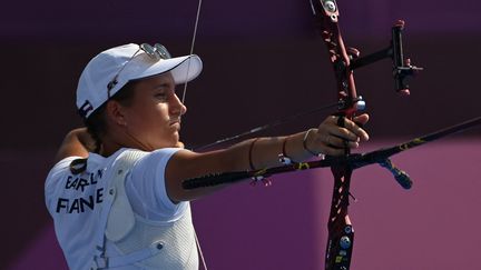 Sacrée championne d'Europe de tir à l'arc en juin, Lisa Barbelin fait ses premiers pas aux Jeux olympiques le&nbsp;29 juillet 2021 à Tokyo. (ADEK BERRY / AFP)