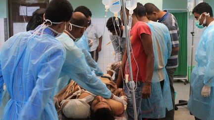 Un homme est soign&eacute; dans un h&ocirc;pital &agrave; Aden (Y&eacute;men), le 2 avril 2015. (SALEH AL-OBEIDI / AFP)