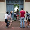 Des élèves et des parents devant l'école élémentaire Jules-Julien à Toulouse (Haute-Garonne), le 22 juin 2020. (LIONEL BONAVENTURE / AFP)