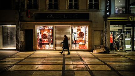 Dans les rues de Metz (Moselle), au premier jour du couvre-feu à 18 heures, le 2 janvier 2021. (MAXPPP)